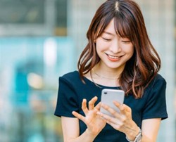 スマホを操作する女性の写真